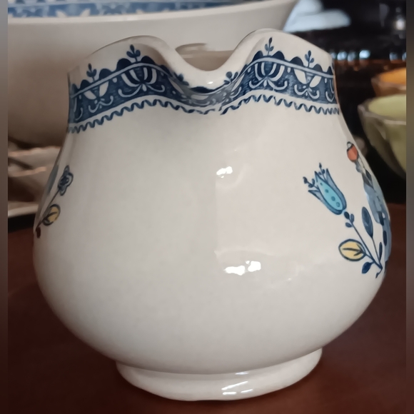 Vintage Johnson Brothers HEARTS and FLOWERS Old Granite Creamer - Picture 8 of 12